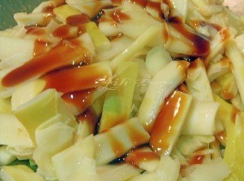 step5: 炒熟桂竹筍試吃一下熟度確認熟透.再淋上醬油膏拌勻