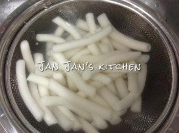 step1: 年糕用清水浸一會去除白色的粉，撈起瀝乾。