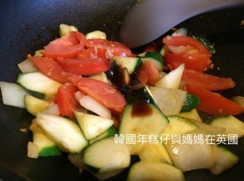step6: 落蠔油1湯匙，若覺得不夠味可再加多少許鹽。
