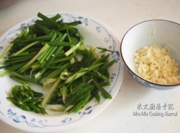 step4: 把韮菜、蔥切成段，青辣椒切成大粒，蒜頭剁成茸。