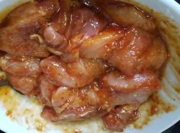 step4: 將豬扒放入醬汁醃  1小時