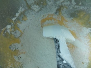 step2: 加入已篩過的低筋麵粉輕手攪勻。