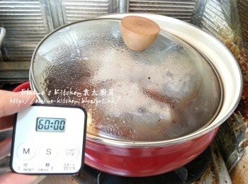 step2: 用中火煲至微滾後加入蓮子 , 拌勻再煮滾 , 蓋上蓋轉慢火煲1小時