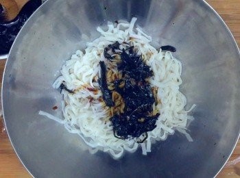 step6: 燒沸水，下麵條，加蓋煮2分鐘
之後把麵條隔水，下3大匙蔥油拌勻即成