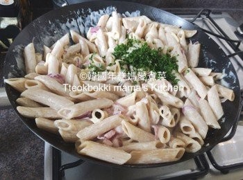 step7: 煮至芝士溶掉即可，熄火加入切碎了的洋芫茜Parsley ，因意大利煙肉和芝士本身已經帶鹹所以請試味後才加入適量鹽和黑胡椒拌勻作調味喔~