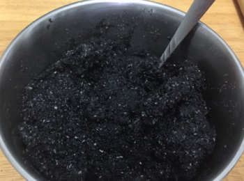step2: 將烤香后碾碎的黑芝麻倒入黑芝麻餡料中拌均勻，之後按照每個30g平均分好，總共是600g的黑芝麻餡，做20個內陷團。