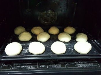 step4: 將小麵糰再次排氣，搓圓，排入烤盆中。再放入水波爐以40度進行第二次發酵至1倍大。(約 20分鐘)