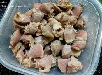 step2: <a href="https://bit.ly/3uTwVKG" target="_blank" data-keyword="雞腎" class="guide-link"><strong>雞腎</strong></a> <span style="display:inline-block;vertical-align:middle;margin-top:-3px;color:initial;border-radius:3px;padding:2px 3px;font-size:12px;line-height:14px;background:#87d300;color:#fff;">即買</span> 混合<span class="group_2">醃料</span>醃20分鐘後，再以滾水汆燙盛起備用。