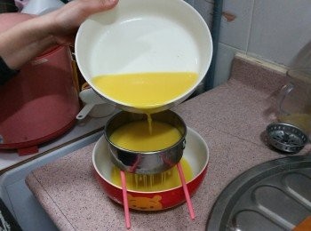 step1: 蒸水蛋底 ：

-蛋四隻打散，

-加入雞湯 (份量為蛋的1.5倍)充份混合

-將蛋液過篩，到進深碟中