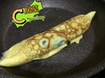 step3: 煎到蛋邊熟就可以開始卷玉子