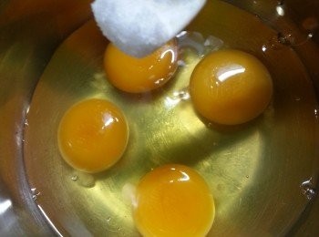 step2: 雞蛋加半茶匙海鹽發打散待用