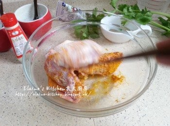 step2: 薑去皮刨成蓉 , 將<span class="group_2">醃料</span>連同薑蓉放入<a href="https://bit.ly/3zHU5V3" target="_blank" data-keyword="雞翼" class="guide-link"><strong>雞翼</strong></a> <span style="display:inline-block;vertical-align:middle;margin-top:-3px;color:initial;border-radius:3px;padding:2px 3px;font-size:12px;line-height:14px;background:#87d300;color:#fff;">即買</span> 內拌勻靜待1小時