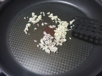 step4: 用約1湯匙油起鑊,先爆香蒜頭及乾蔥頭