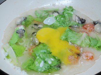 step6: 打入一個蛋，蓋上鍋蓋2分鐘，再翻面煎熟就可以囉~~