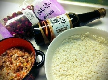 step2: 將泡過2小時以上的糯米瀝乾,待餡料入味即可操作