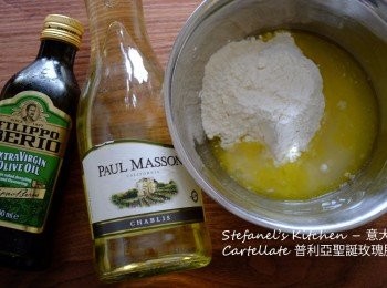 step1: 把白酒及初榨橄欖油放進煲開小火煮至微溫大約35度然後倒入大碗, 加入麵粉搓成麵糰，用保鮮紙包著醒麵半小時