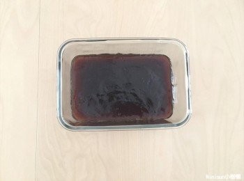 step5: 將黑糖液倒至容器內,稍微震一下讓表面平整,放入電鍋內蒸煮1~2次