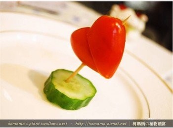 step6: 最後只要將牙籤斜插在小黃瓜塊上，排排站後，即可上桌。