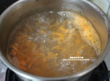 step3: 熱水煮沸後，將紅蘿蔔倒進去一分鐘後撈出來，再將地瓜一樣倒下去燙一分鐘。