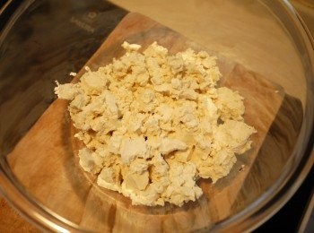 step2: 板豆腐去除水分後用手剝成小塊