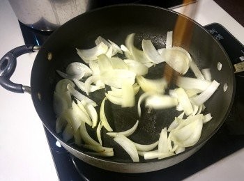 step3: 熱鍋加入一大匙油，以小火爆香洋蔥塊，炒至洋蔥呈透明狀。