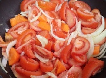 step4: 同一個鑊，落洋蔥甘荀爆香，再加蕃茄炒一炒