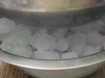 step3: 把淡忌廉倒進盤子，再用另一盤子用冰坐底。