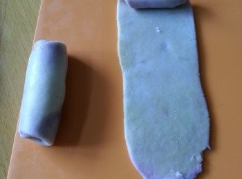 step6: 再用捲起個舊粉團由中間向上下推開,推得越長越好,之後再一次捲起後,待粉團休息15分鐘.