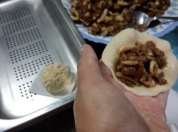 step18: 包上適量餡料,摺成餃子形狀(包的方法可參考附上的Youtube片段)