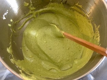 step5: 分數次將已打至企身的蛋白加入蛋黃醬內，以Cut & Fold的方法拌勻，切忌用力按壓蛋白。