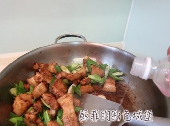 step7: 淋上些許米酒，拌炒一下即可盛盤上桌。