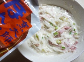 step2: 加入麵粉及水拌成麵糊再加烹大師干貝風味及塩調味