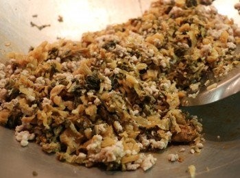 step4: 待肉碎炒至變白後，下梅菜炒約2分鐘。