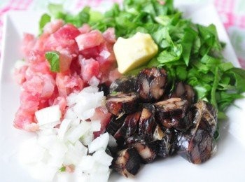 step2: 備料:將香腸及肝腸和洋蔥切成丁狀、清江菜切碎