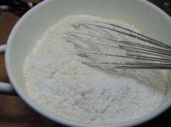step4: 篩入低粉與泡打粉打勻