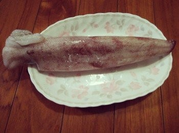 step1: 將澎湖小管【澎湖野生水產】除去內臟、外膜、眼嘴等部位後切段，絲瓜【澎湖名產】洗淨並削皮，切塊，西衛麵線【澎湖名產】，備用；【澎湖野生水產的產品皆通過政府檢驗及SGS認證，讓大家吃得更安心， 更是五星級飯店主廚指定<span class="group_1">食材</span>，讓大家有實惠價格輕鬆吃到頂級<span class="group_1">食材</span>。 】