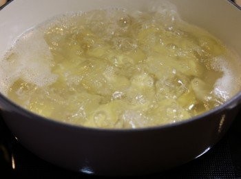 step2: 水滾加入蕃薯