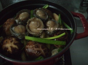 step4: 先倒入即食鮑魚內附的鮑魚汁, 上蓋慢火煮10分鐘, 熄火焗10分鐘, 即食鮑魚鋪進鍋裡, 開蓋慢火煮3分鐘完成.