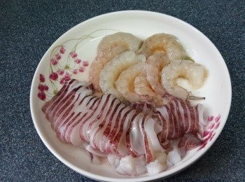 step3: 將海蝦去殼、去腸，洗淨；
魷魚去內臟，洗淨切幼圈