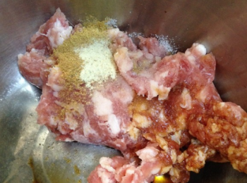 step2: 肉餡加入五香粉、鹽、白胡椒粉、生抽攪拌均勻。