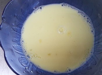 step1: 蛋與牛奶攪拌均勻備用