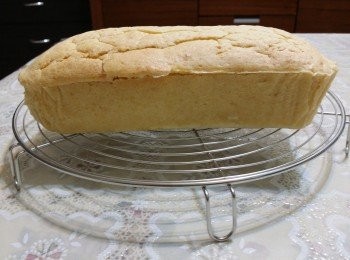 step6: 【等待美味】蛋糕脫模放涼後用保鮮膜包起來冷藏過夜。這是無修圖的照片，淡淡的米黃就是用整塊豆腐烤出來的蛋糕的顏色喲！