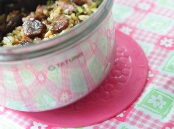 step6: 將內鍋放在大同貼心設計的矽膠隔熱墊，就不會傷害你的美美桌布喔~