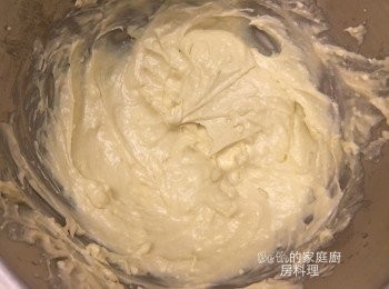 step2: 隔水加熱奶油奶酪與細砂糖至軟化如牙膏狀