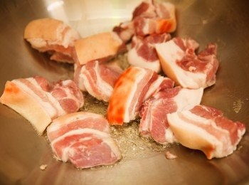 step1: 首先將豬肉下鍋煎至表面金黃。