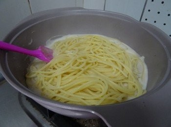 step9: 將煮至9成熟的意粉直接投進攪勻便可上碟， 灑上脆煙肉碎便完成。             **上碟時意粉較濕也不用擔心， 因上碟後仍會繼續汲汁， 要襯熱食用呀。