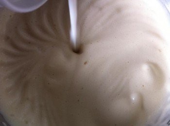 step3: 然後加入牛奶和玉米油，利用橡皮刮刀充分的攪拌均勻。