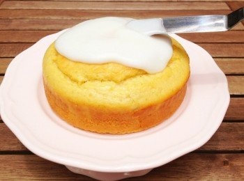 step7: 將檸檬糖霜抹在蛋糕上,用抹刀抹勻就ok了!