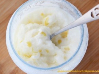step8: 若冷凍得太硬, 讓冰乳酪靜置5分鐘才吃,  乳酪溶化時, 帶出冰淇淋般的軟滑口感。檸檬的酸味和清爽, 一掃暑氣!