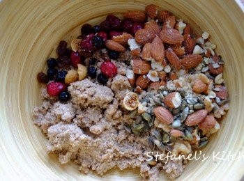 step3: 搓成麵糰後加入乾果及果仁混合